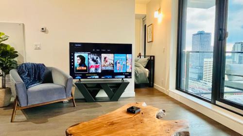 Connaught Apartment | LUXURY Downtown Sunset Getaway - Your Home Away From Home - Fully Stocked Kitchen, Gym, Balcony, FREE PARKING