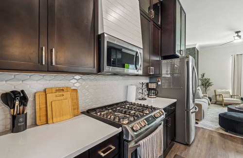 Tyler House | Luxury Downtown Townhouse w/Game Room and Gated Lot