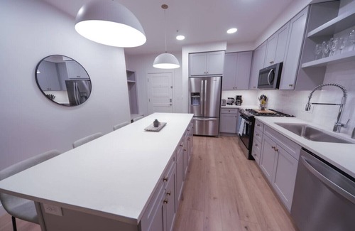 Downtown Salt Lake City Apartment | Luxury Downtown 1BR 1BA - Pool/Gym/Pkg/Bowls+More!