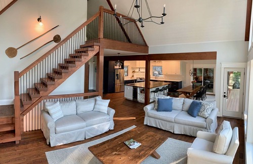 Haliburton House | Luxury Drag Lake Cottage with Hot Tub & A/C