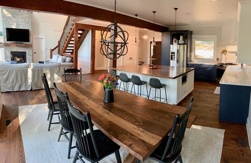 Haliburton House | Luxury Drag Lake Cottage with Hot Tub & A/C