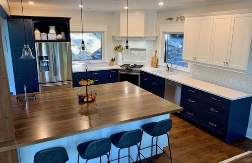Haliburton House | Luxury Drag Lake Cottage with Hot Tub & A/C