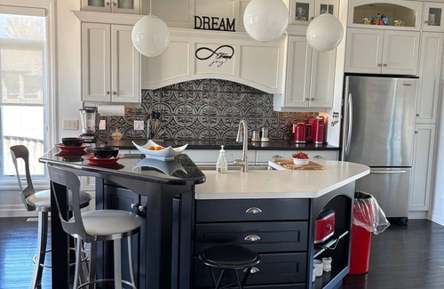 Sarnia House | Luxury Dream Home – Beaches, Golf, Parks, Trails – Perfect for Families