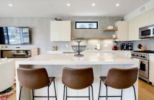 Pacific Beach House | Luxury Dream Home - Massive Rooftop Patio, Zen Garden, AC & Fast Wifi!