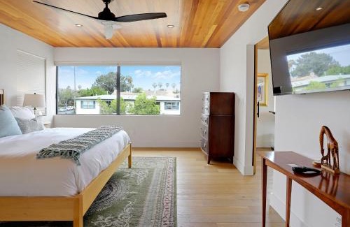 Pacific Beach House | Luxury Dream Home - Massive Rooftop Patio, Zen Garden, AC & Fast Wifi!