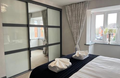 Durham House | Luxury Durham Home in DH1, Free Parking, No Fees