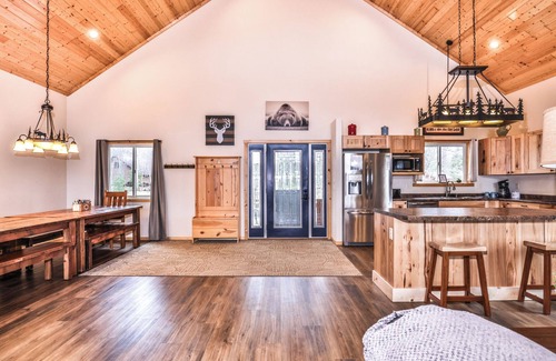 Eagle River House | Luxury Eagle River Chain Home- Trail access, Free Firewood, & High Speed WIFI!