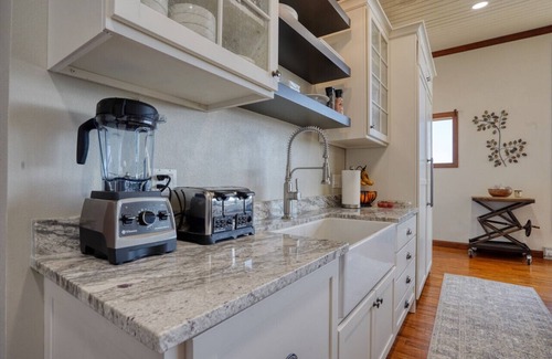 Hot Springs House | Luxury Earth Home w/Chef's Kitchen