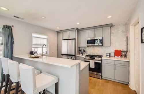 Lower West Side Apartment | Luxury East Pilsen Studio with Cal King Bed for 2