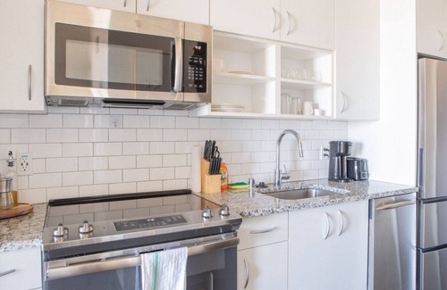 Milwaukee Apartment | Luxury East Side Studio Apt Near Brady St with Balcony