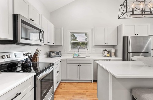 Elon Apartment | Luxury ELON Loft Walk to Elon University Private Deck & Modern