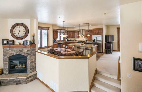Bear Crossing House | Luxury, END UNIT townhome w/amazing views & privacy. High-end furnishings. Cozy.