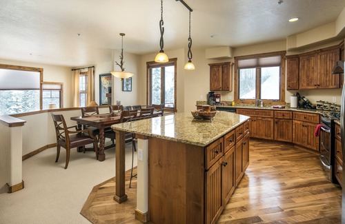 Bear Crossing House | Luxury, END UNIT townhome w/amazing views & privacy. High-end furnishings. Cozy.
