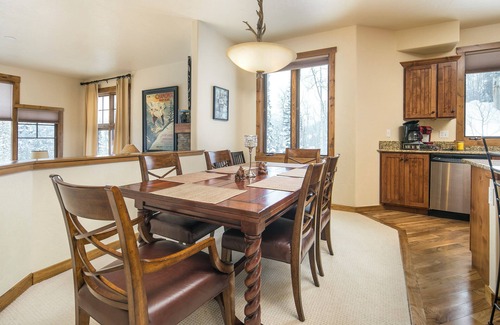 Bear Crossing House | Luxury, END UNIT townhome w/amazing views & privacy. High-end furnishings. Cozy.