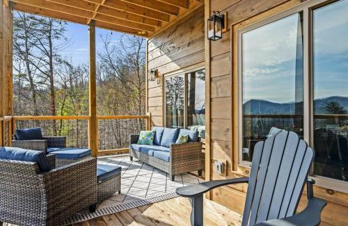 Gatlinburg - Pigeon Forge House | Luxury Endless View 3 King Suites Billards Pool