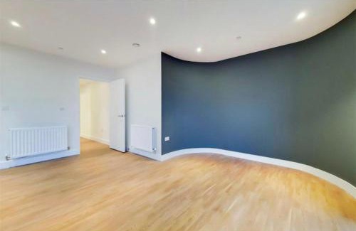 College Park and Old Oak House | Luxury Ensuite Room in a 2-Bedroom apartment