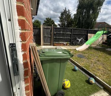 Little Holland House | Luxury Ensuite Studio In Crayford Dartford Bexley London With Full Kitchen And Side Garden Alleyway Entrance
