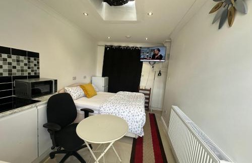 Little Holland House | Luxury Ensuite Studio In Crayford Dartford Bexley London With Full Kitchen And Side Garden Alleyway Entrance