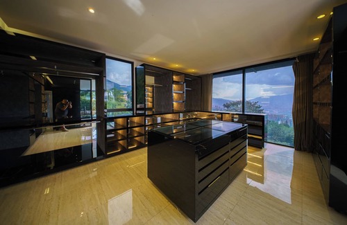 Buenos Aires House | Luxury Entertainment Mansion - 6 Bedroom, Heated Pool, Jacuzzi, Gym, Maid/Cook