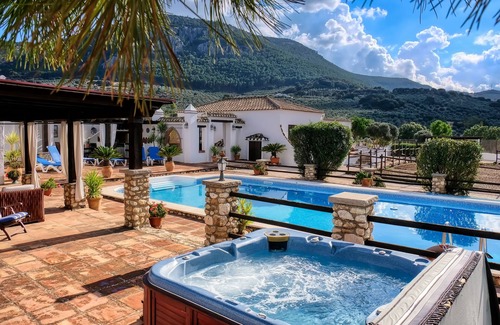 Villanueva del Trabuco Apartment | Luxury holiday retreat, 2 swimming pools, jacuzzi, free fast Wi-Fi, Equestrian.