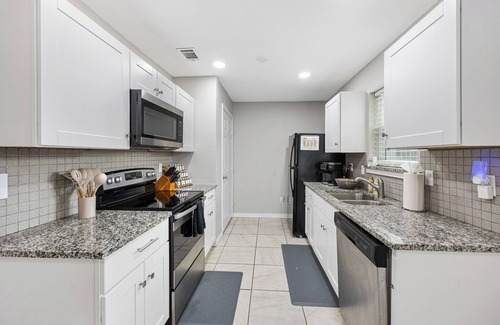 Plano House | Luxury Escape - Pool, Hot Tub, Arcade, Games, BBQ & Outdoor Lounge!