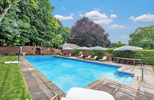 Fairfield House | Luxury Estate: Heated Pool - Tennis - Gym - Sauna!