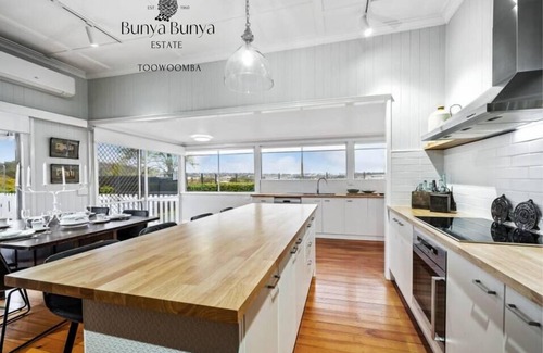 Glenvale House | Luxury Estate set over 2 acres w/Tennis Court