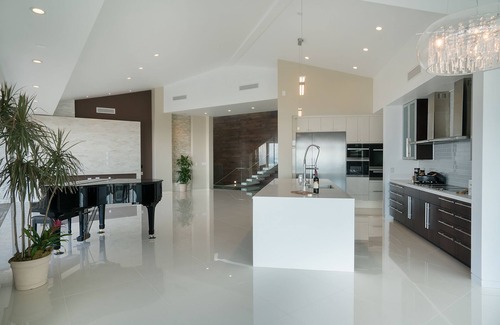 Makiki House | Luxury Estate with Panoramic Honolulu views. Steam room, Sauna, Spa, Heated Pool