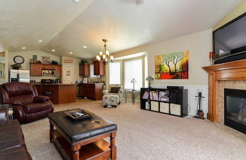 West Valley City House | Luxury Executive Duplex Main Level * Huge Master * Large Kitchen * Fireplace