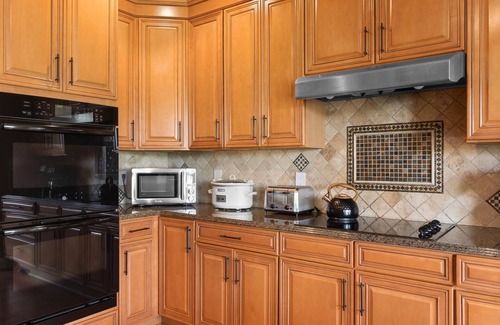 Landen House | Luxury Extended-Stay 5-King Ranch near Mason/Loveland