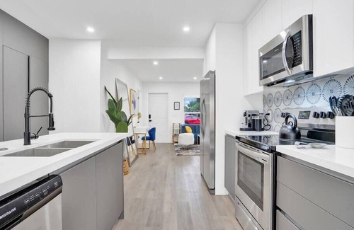 North Andrews Gardens House | Luxury Family and Business Travel Home with Yard!