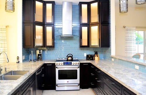 Lauderdale Beach House | Luxury Family Beach house 3 Bedrooms, 7 beds, 400ft from the ocean. 5 ☆