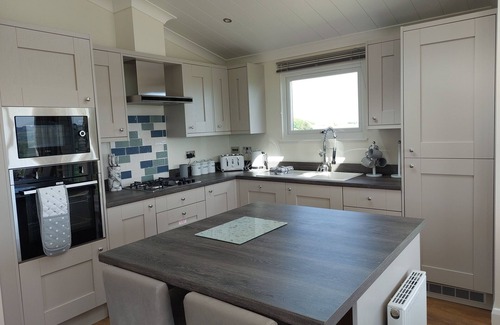 Lochwinnoch Cabin | Luxury family Beechwood lodge with hot tub