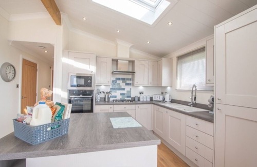 Lochwinnoch Cabin | Luxury family Beechwood lodge with hot tub