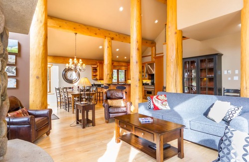 Nicklaus North House | Luxury Family Chalet, Nicklaus North Golf Course, Mountain View, Hot Tub & Garage