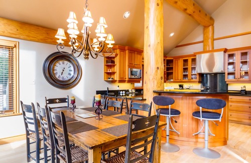 Nicklaus North House | Luxury Family Chalet, Nicklaus North Golf Course, Mountain View, Hot Tub & Garage