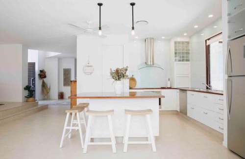 Moffat Beach House | Luxury family escape Steps to Moffat beach
