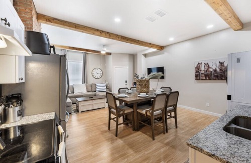 Fort Worth House | Luxury Family Friendly Home | 6 Queen Beds