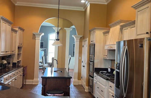 Jackson House | Luxury Family Friendly, 3 Br's, 3.5 BA , free parking, backyard with AC, WiFi
