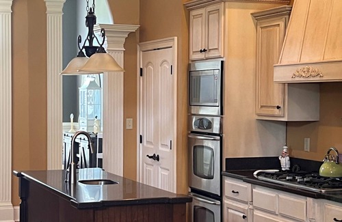 Jackson House | Luxury Family Friendly, 3 Br's, 3.5 BA , free parking, backyard with AC, WiFi