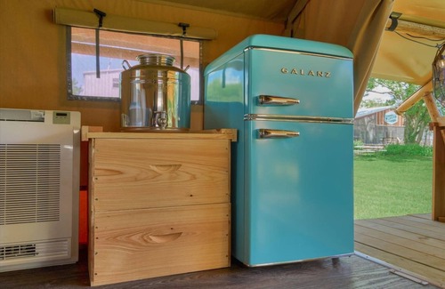 Navasota RV Rental | Luxury Family Glamping at BeeWeaver Honey Farm