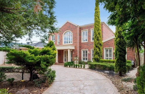 Springvale South House | Luxury Family Home With Full Gymnasium & Spa. Enjoy 5 Spacious bedrooms.