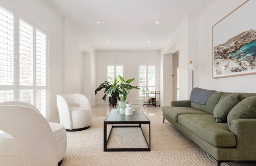 Springvale South House | Luxury Family Home With Full Gymnasium & Spa. Enjoy 5 Spacious bedrooms.