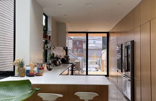 Leslieville House | Luxury Family Home Near Beaches & Parks | Sleeps 9 | Chef’s Kitchen & Yard