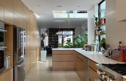 Leslieville House | Luxury Family Home Near Beaches & Parks | Sleeps 9 | Chef’s Kitchen & Yard