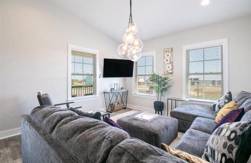 Mississippi City Apartment | Luxury Family home near Casinos with King Bed, steps away from the Beach, Game Room, and Free Parking