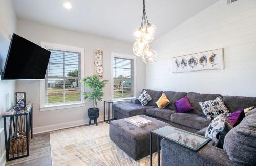 Mississippi City Apartment | Luxury Family home near Casinos with King Bed, steps away from the Beach, Game Room, and Free Parking
