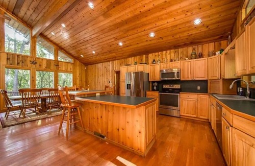 Drasco House | Luxury Family Lakefront Home on Greers Ferry Lake & at Tannenbaum Golf Course