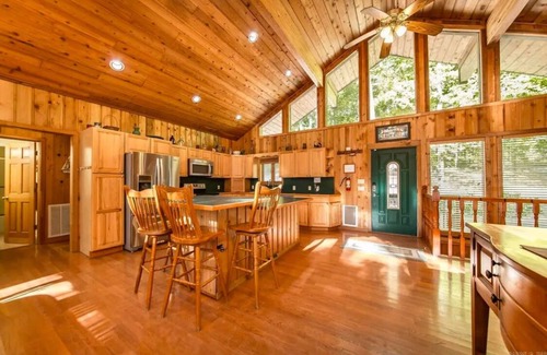Drasco House | Luxury Family Lakefront Home on Greers Ferry Lake & at Tannenbaum Golf Course