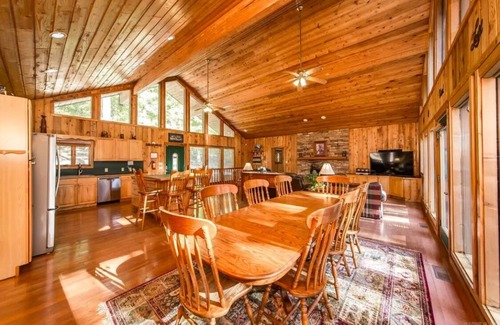 Drasco House | Luxury Family Lakefront Home on Greers Ferry Lake & at Tannenbaum Golf Course
